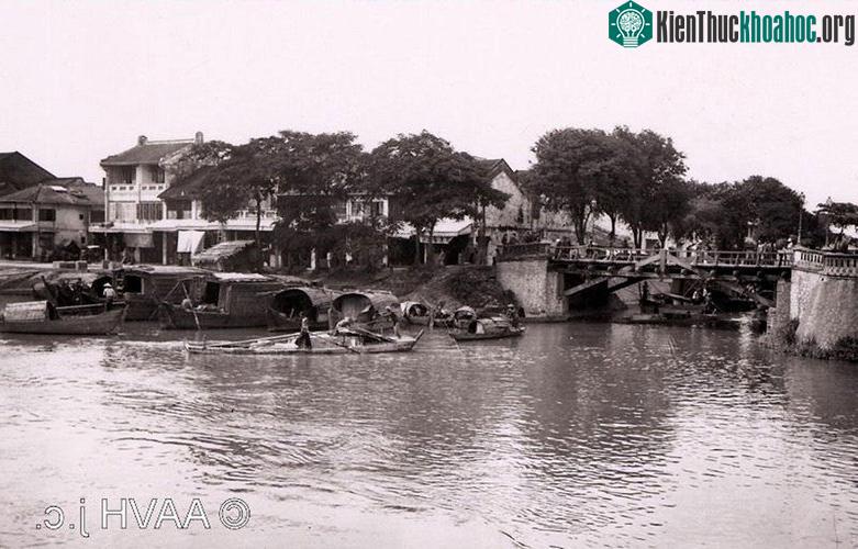 Một cây cầu bắc qua kênh rạch gần bến Mỹ Tho, 1904.