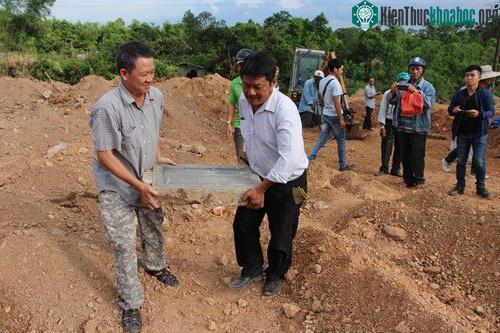 Ban trị sự Nguyễn Phước Tộc di chuyển bia đá lên nơi được cho là huyệt mộ. (Ảnh: Võ Thạnh).