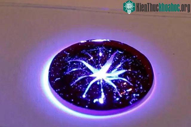 Mống mắt nhân tạo giống như một chiếc kính áp tròng.