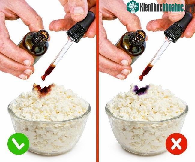 Để biết được bạn mua phô mai có chứa bột hay không, chỉ cần nhỏ một giọt iodine (i ốt) vào.