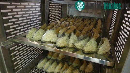 Tổ yến đang được sấy bên trong máy sấy tổ yến bằng không khí.