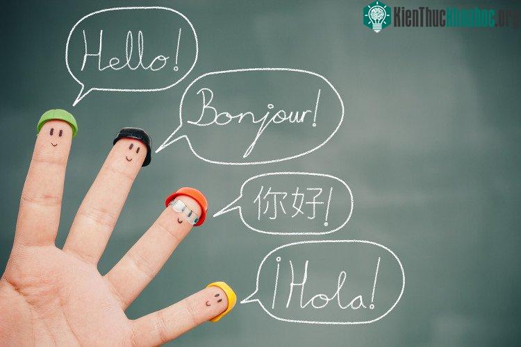 Trẻ nhỏ nắm bắt ngôn ngữ đơn giản bằng cách nghe nó được nói như thế nào.