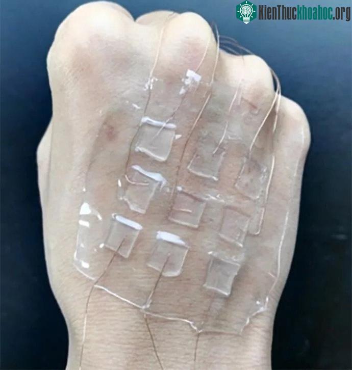 Một cách tiếp cận khác của những thiết bị tự cấp năng lượng chính là thu điện năng từ ma sát.