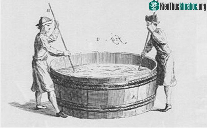 Người Trung cổ sử dụng nước tiểu để giặt giũ quần áo bẩn.