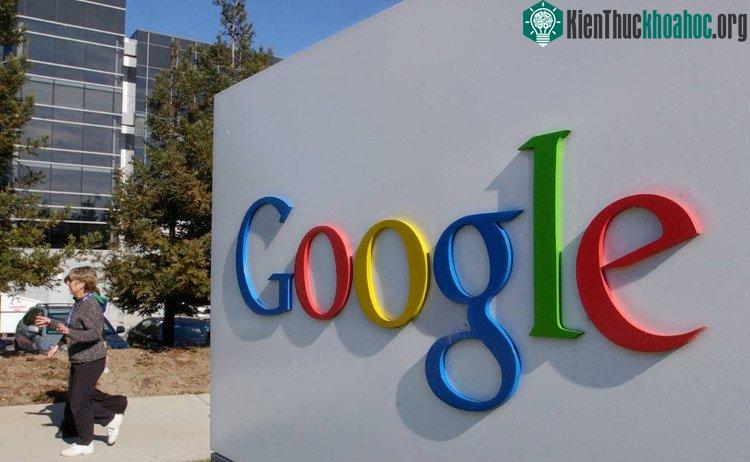 Logo bên ngoài của Google tại văn phòng California.