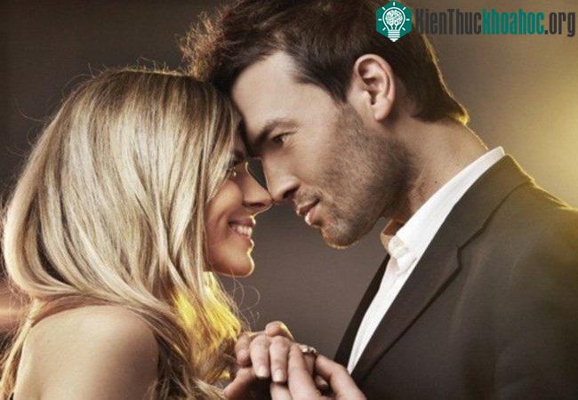 Các bà vợ với chồng đẹp hơn thường có xu hướng ăn rất ít để giảm cân.