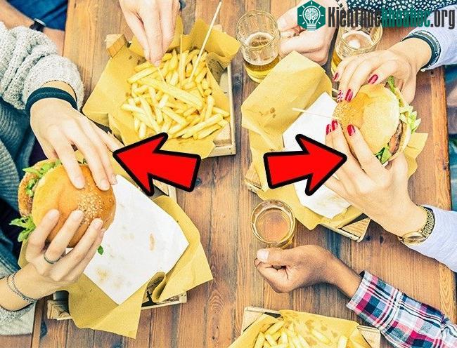 Ăn bằng tay không, bạn sẽ cảm thấy ăn ngon miệng hơn, từ đó sẽ ăn nhiều hơn.