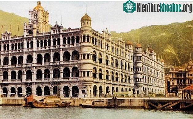 Tòa nhà Nữ hoàng (trên) năm 1910 bên bờ sông