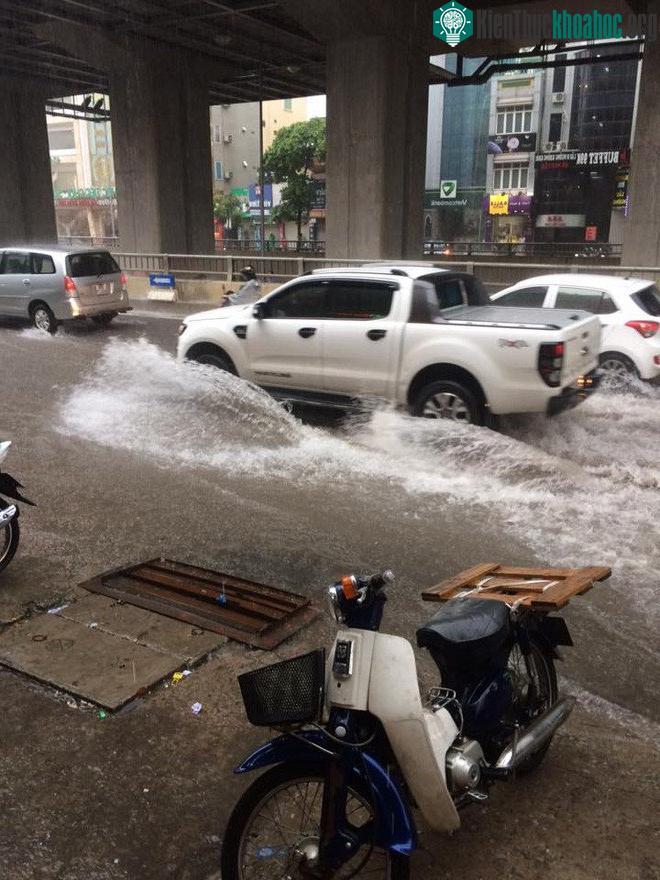 Khu vực đường Nguyễn Trãi (Thanh Xuân) ngập 20-30cm.