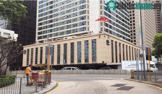 Hơn 100 năm sau, tòa nhà Nữ hoàng được thay thế bằng khách sạn Đông Phương