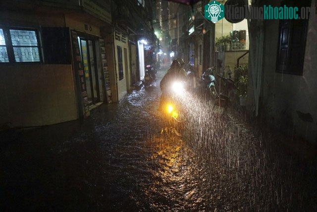 Đến 23h, mưa vẫn không ngừng rơi tại ngõ Yên Thái.