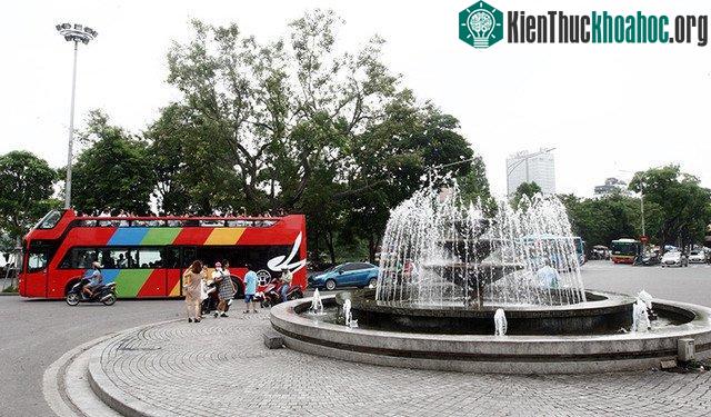 Qua đài phun nước Quảng trường Đông Kinh Nghĩa Thục...