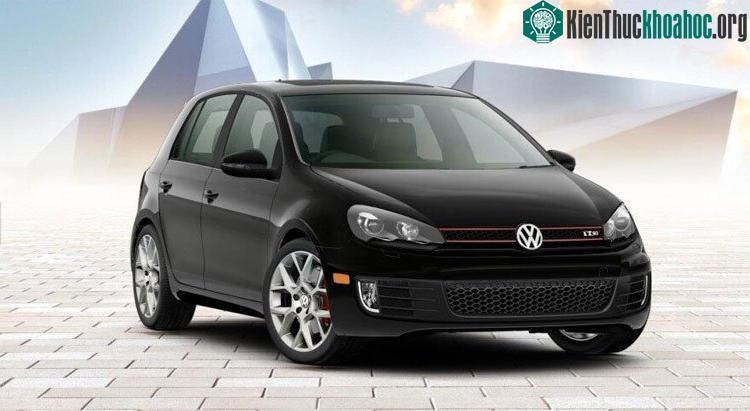 Mark Zuckerberg lái một chiếc Volkswagen GTI đen có giá khoảng 30.415 USD.