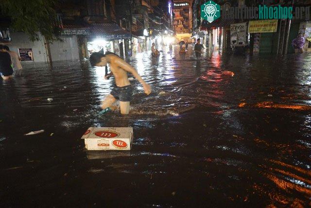 Ngã tư Gia Ngư - Đinh Liệt.