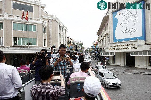 Khu phố Tràng Tiền với những hình ảnh mới lạ.