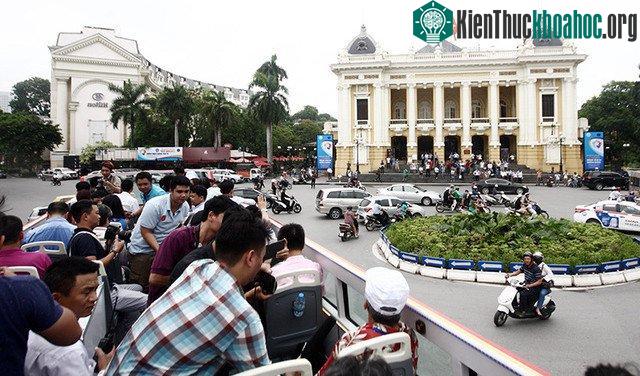 Chiếc xe buýt hai tầng mui trần kết thúc hành trình đầu tiên tại điểm xuất phát.