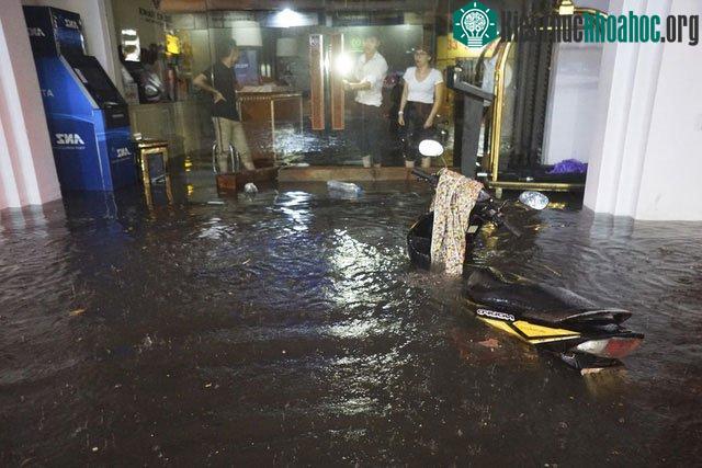 Ngập sâu ngang thân xe trước cửa một khách sạn phố Tạ Hiện.