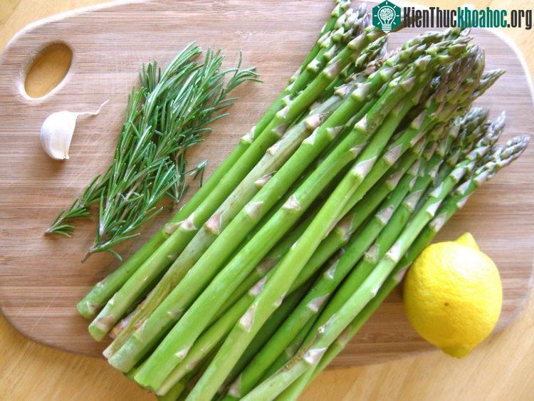 Ăn một vài thân cây của măng tây có thể làm tăng đáng kể vitamin K.