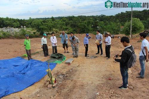 Một bát nhang được đặt tạm ở nơi được cho là huyệt mộ. (Ảnh: Võ Thạnh).