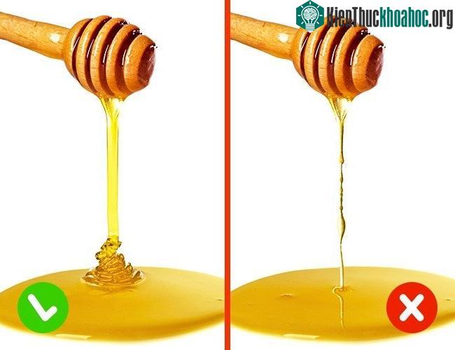 Mật ong thật sẽ tạo thành một dòng chảy nhỏ còn mật ong giả sẽ nhỏ từng giọt.