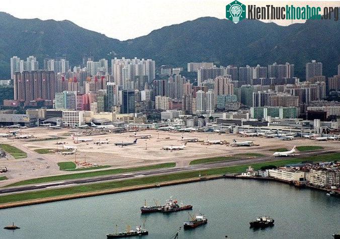 Sân bay Khải Đức ở vịnh Cửu Long vài tuần trước khi đóng cửa vào tháng 5/1998.