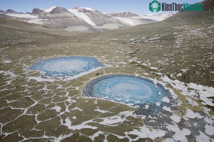 Hồ nước đóng băng ở Thung lũng McMurdo.