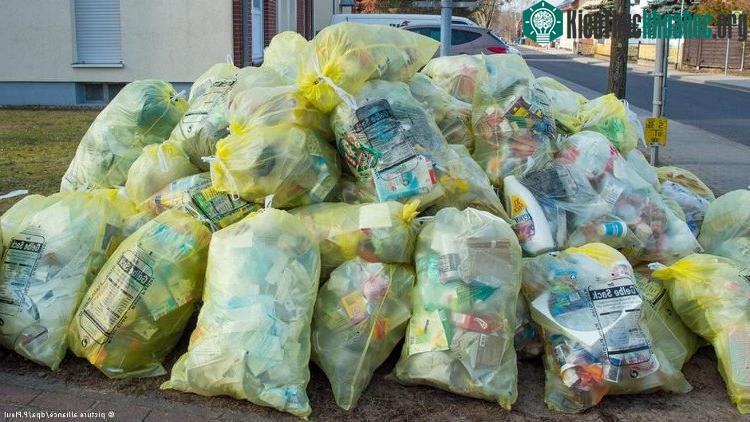 Rác phải được phân loại đúng màu, nếu không sẽ không được thu gom.