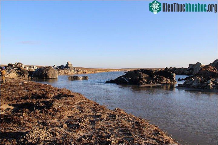 Đất đá bay lên hai bờ sông sau vụ nổ.