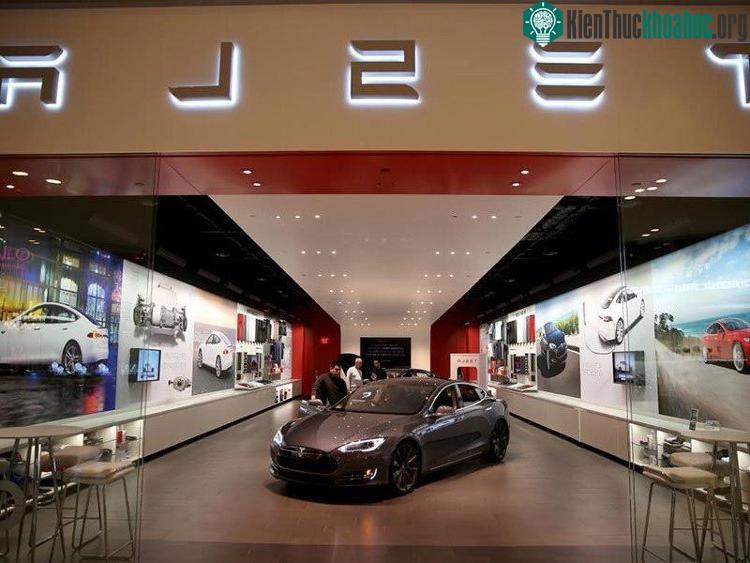 Bạn phải đặt hàng thông qua website hoặc phải mua trực tiếp từ Tesla Motors chứ không thể mua qua đại lý thông thường.