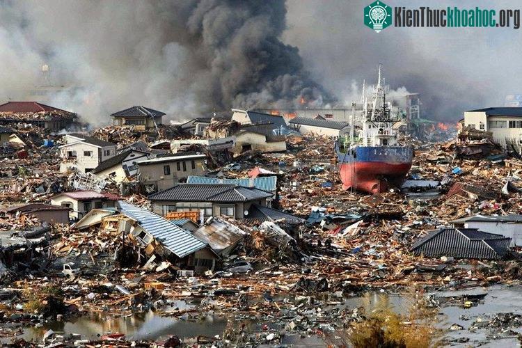 Nhà cửa tan hoang sau động đất.