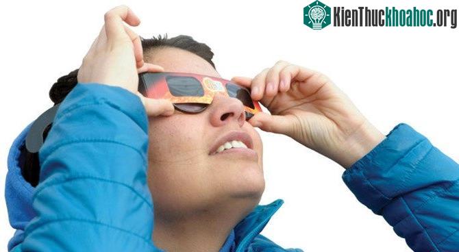 Muốn nhìn vào mặt trời, hãy nhớ sử dụng thiết bị bảo vệ.