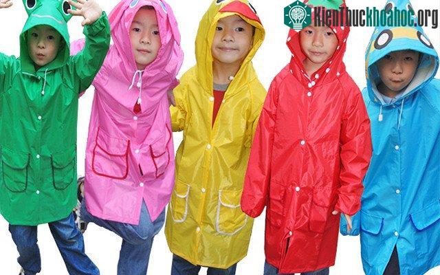 Những cải tiến trong chất liệu vải liên tục được áp dụng lên áo đi mưa thời này.