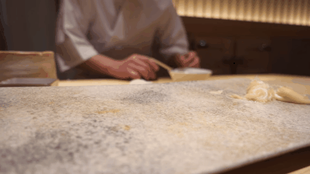 Muốn trở thành một bếp trưởng sushi cần phải qua rèn luyện nghiêm ngặt.