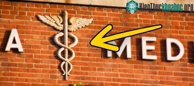 Trong cuộc sống thường ngày, chúng ta đều có thể bắt gặp và sử dụng hàng ngàn biểu tượng trong những tình huống khác nhau. Tuy nhiên, liệu bạn đã bao giờ tự hỏi về nguồn gốc của các biểu tượng? Và ...