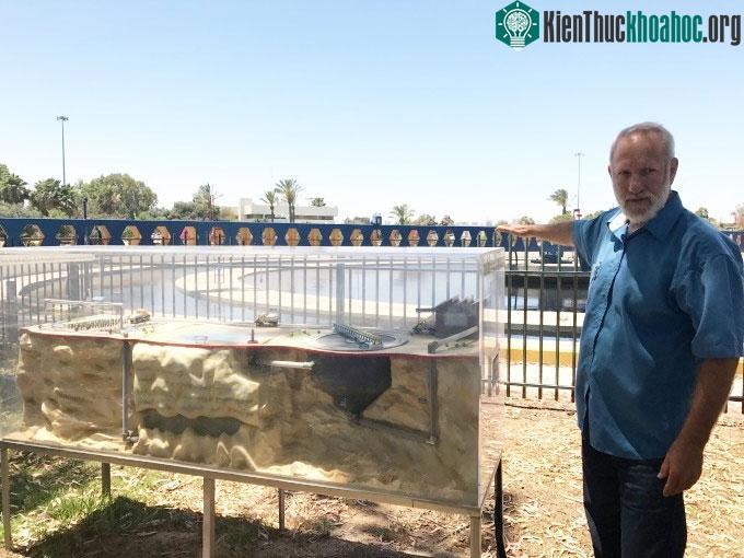 Ông Gal Shoham, kỹ sư của công ty Mekorot, giới thiệu hệ thống bể gạn (clarifier).