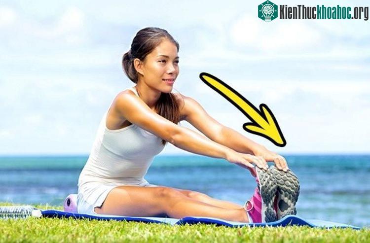 Nếu bạn thực hiện việc này một cách dễ dàng tức là cơ thể bạn còn rất linh hoạt, dẻo dai.