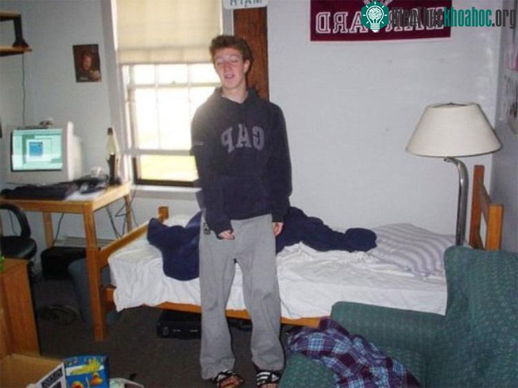 Một thời gian ngắn sau khi được nhận vào Đại học Harvard vào năm 2002, Mark nhanh chóng được biết đến như một lập trình viên tài năng.
