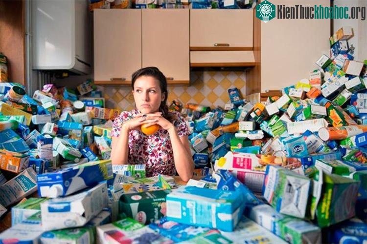 1600 vỏ chai sữa trong 4 năm, chắc hẳn sẽ rất bốc mùi đây.