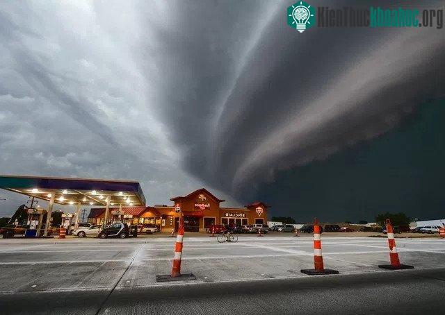 Bow echo gây ra những hiện tượng thời tiết cực đoan và vô cùng nguy hiểm. (Ảnh: Mike Hollingshead).
