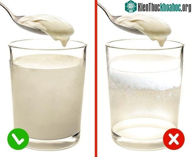 Sản phẩm kém chất lượng sẽ tạo ra các mảng vảy trắng nhìn như kết tủa.