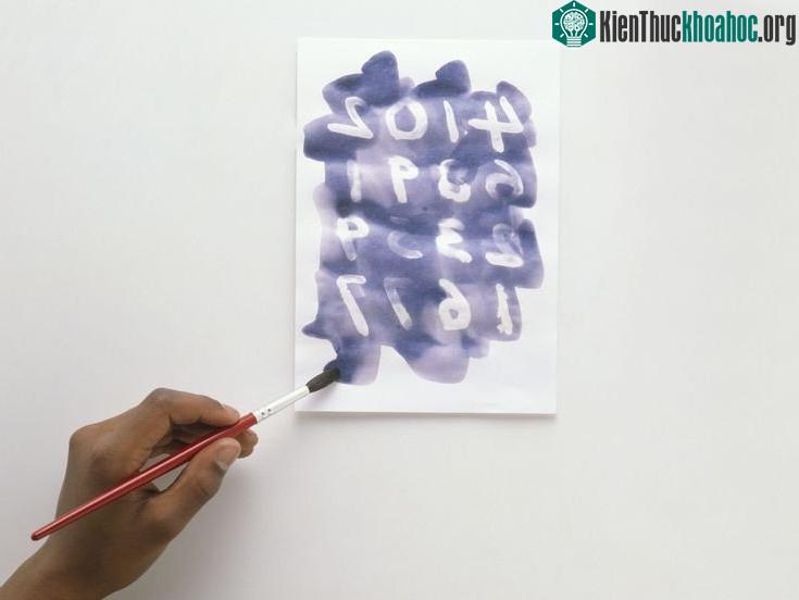 Sử dụng dung dịch i-ốt để hiện mực vô hình bằng bột ngô.