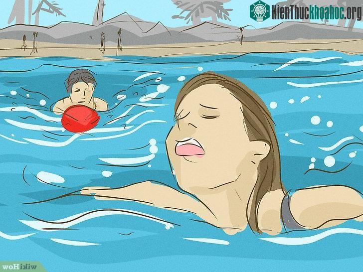 Hãy cầm theo một vật có thể nổi được, có thể là trái bóng, lốp xe...