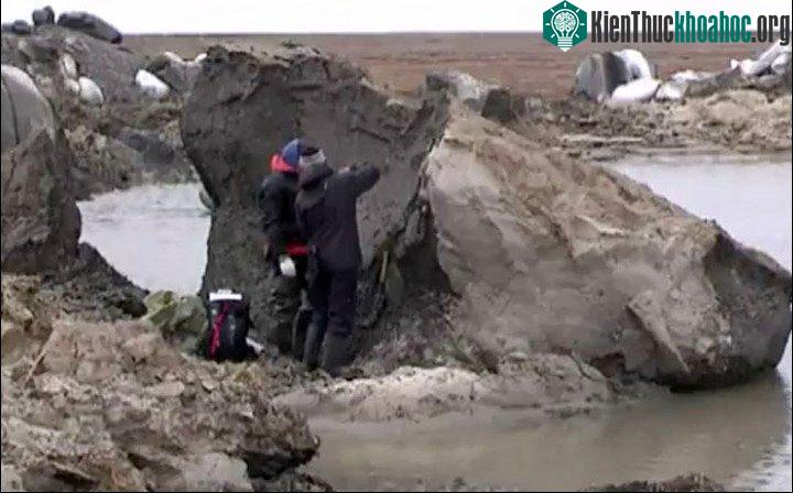 Các nhà khoa học kiểm tra khối đá lớn sau vụ nổ.