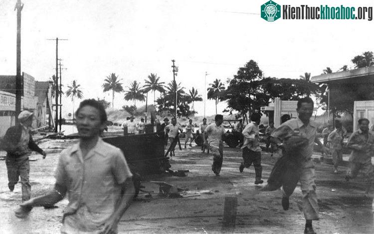 Người dân Hawai'i chạy trốn trước một cơn sóng thần đang ập vào Hilo, Hawai'i.