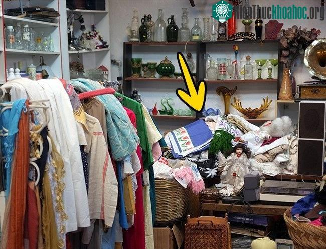 Quần áo trong 1 mớ hỗn độn cùng bảng sale có thể kích thích niềm hạnh phúc của khách hàng.