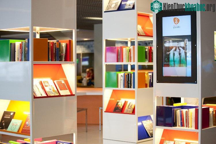 Bên trong sân bay này là hàng ngàn đầu sách, cùng một sảnh đọc thực sự ấm cúng.