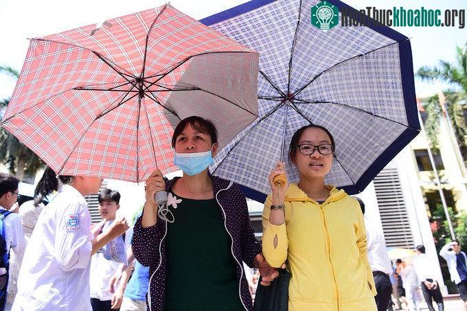 Mùa nóng cũng là mùa thi nên cả phụ huynh và học sinh đều vất vả. (Ảnh: Giang Huy).