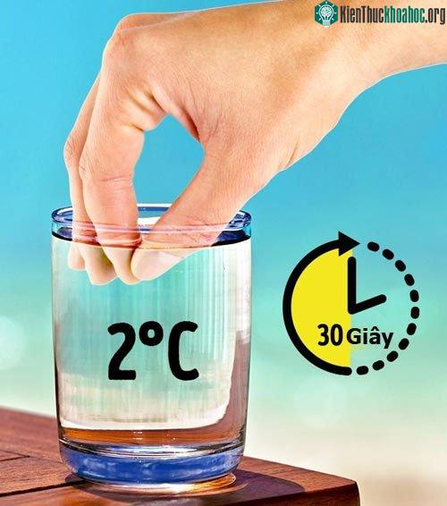Nhúng các ngón tay vào một cốc nước lanh trong vòng 30 giây rồi nhấc ra.