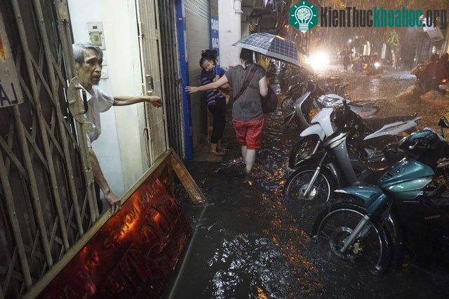 Nước ngập sâu tràn vào toàn bộ tầng một những ngôi nhà trên phố.