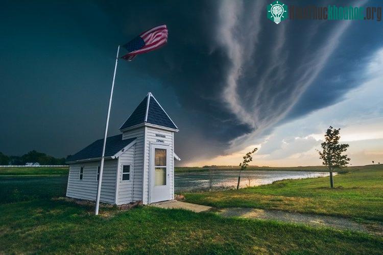 Một bow echo trên bầu trời bang South Dakota của Hoa Kỳ. (Ảnh: Mike Hollingshead).